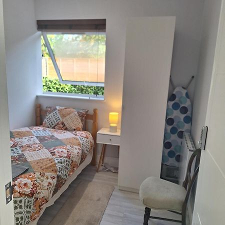 Budget Single Room Only For One Adult - Shared Flat Northolt (Greater London) Exterior foto