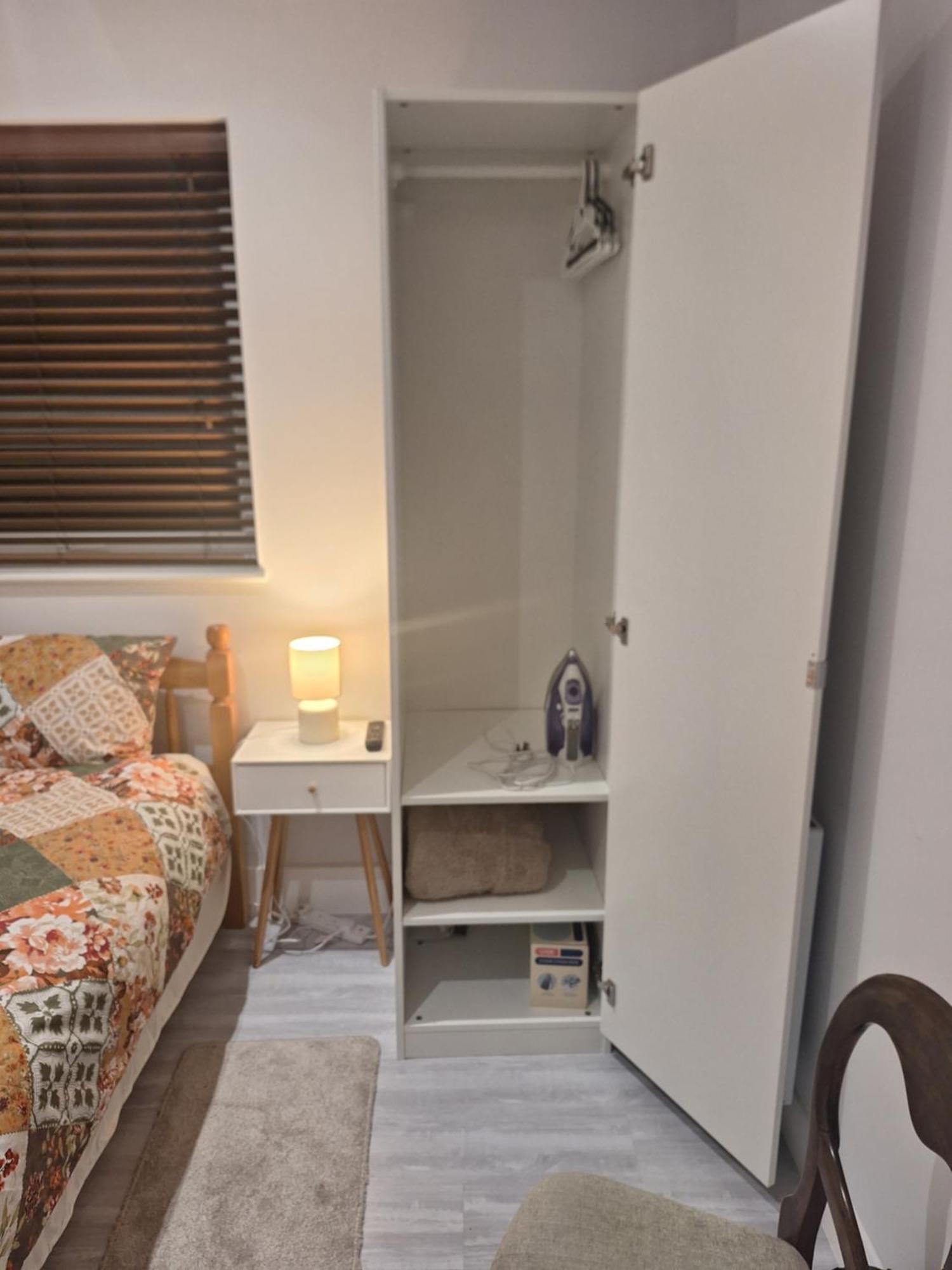 Budget Single Room Only For One Adult - Shared Flat Northolt (Greater London) Exterior foto