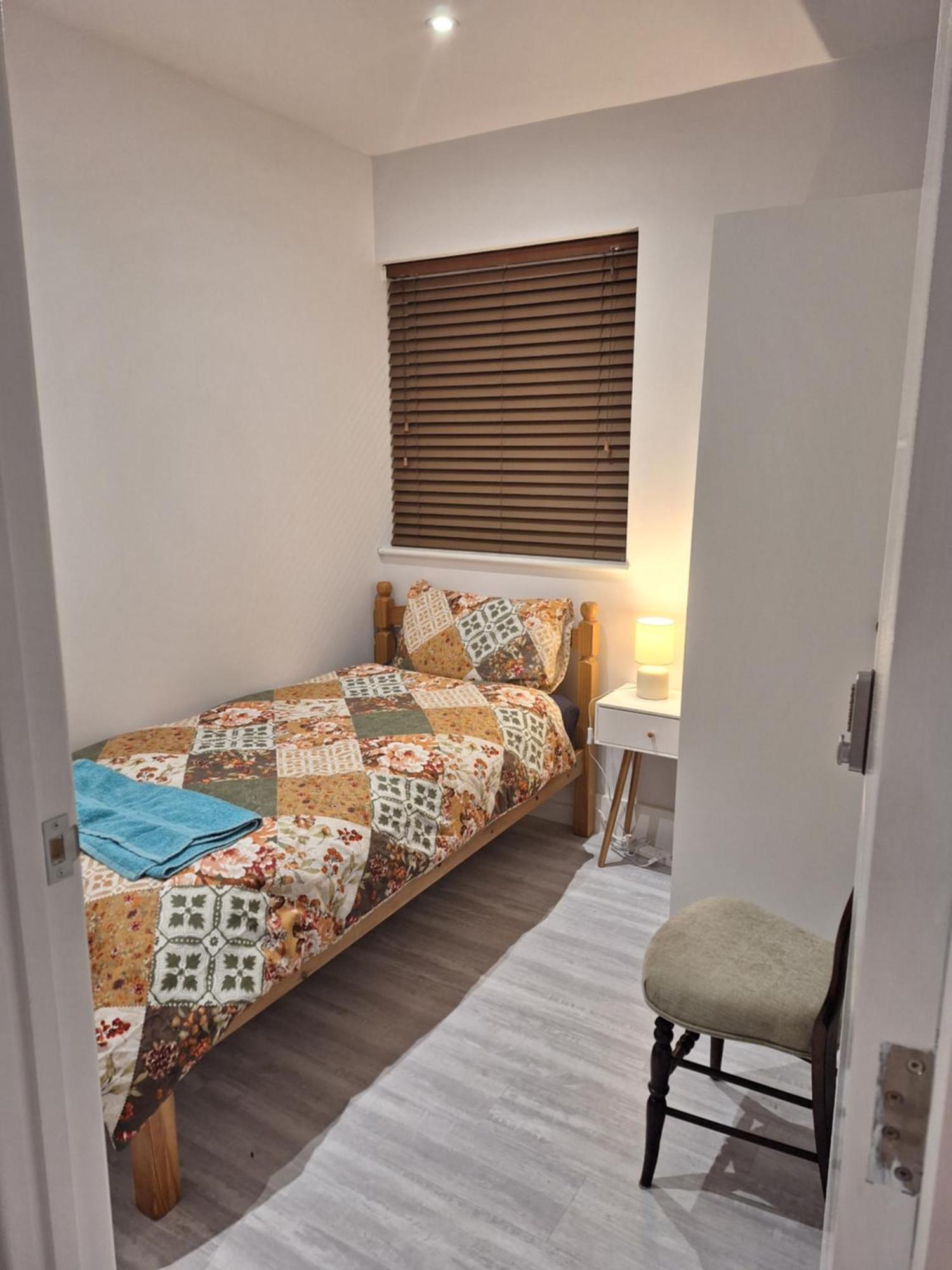 Budget Single Room Only For One Adult - Shared Flat Northolt (Greater London) Exterior foto